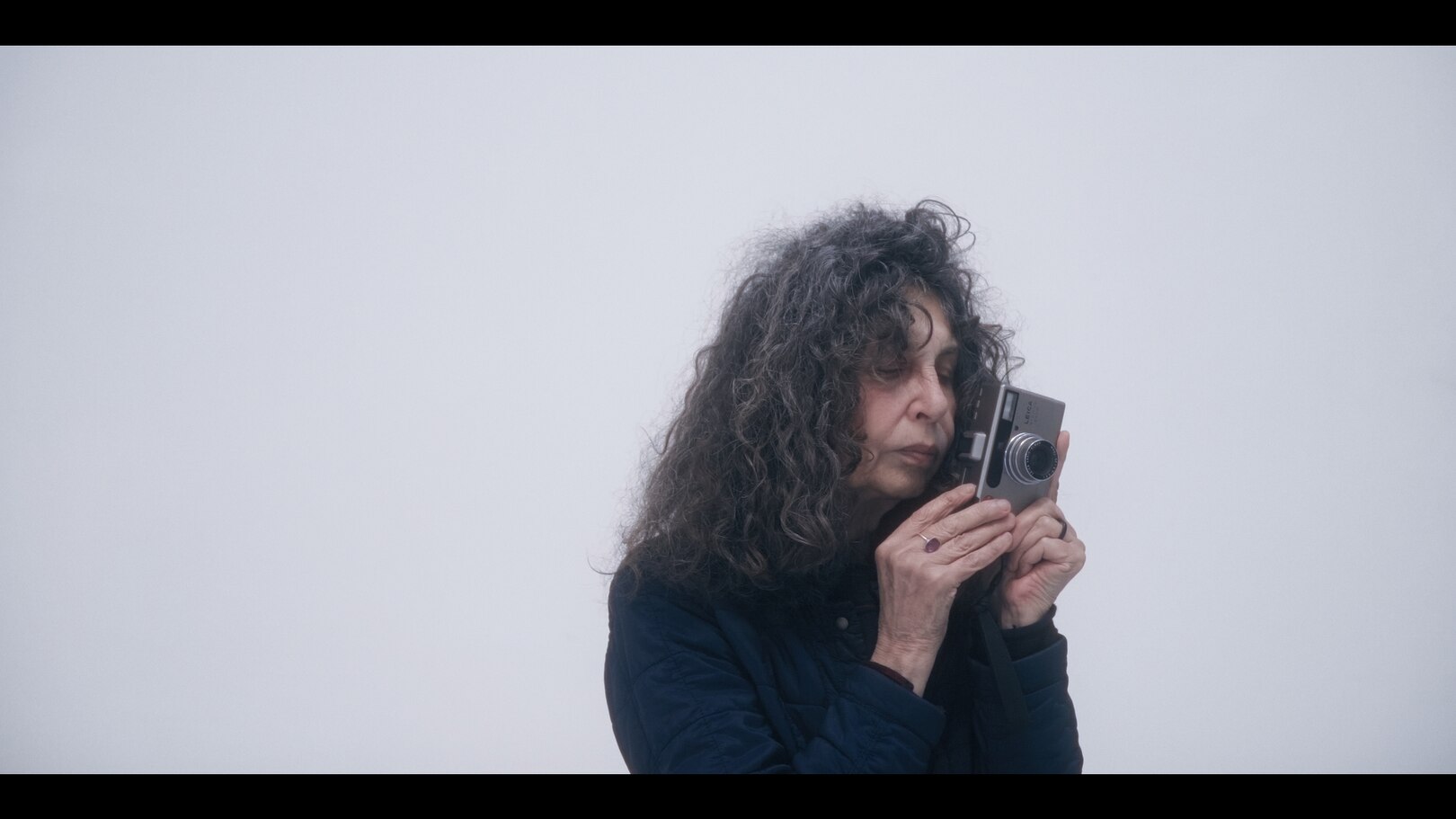 Entre ombre et lumière : Dolorès Marat se dévoile dans « La Vague »